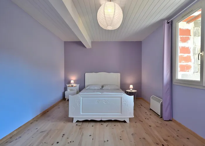 Au Milieu Des Chevaux Merens * Castelnau-Durban